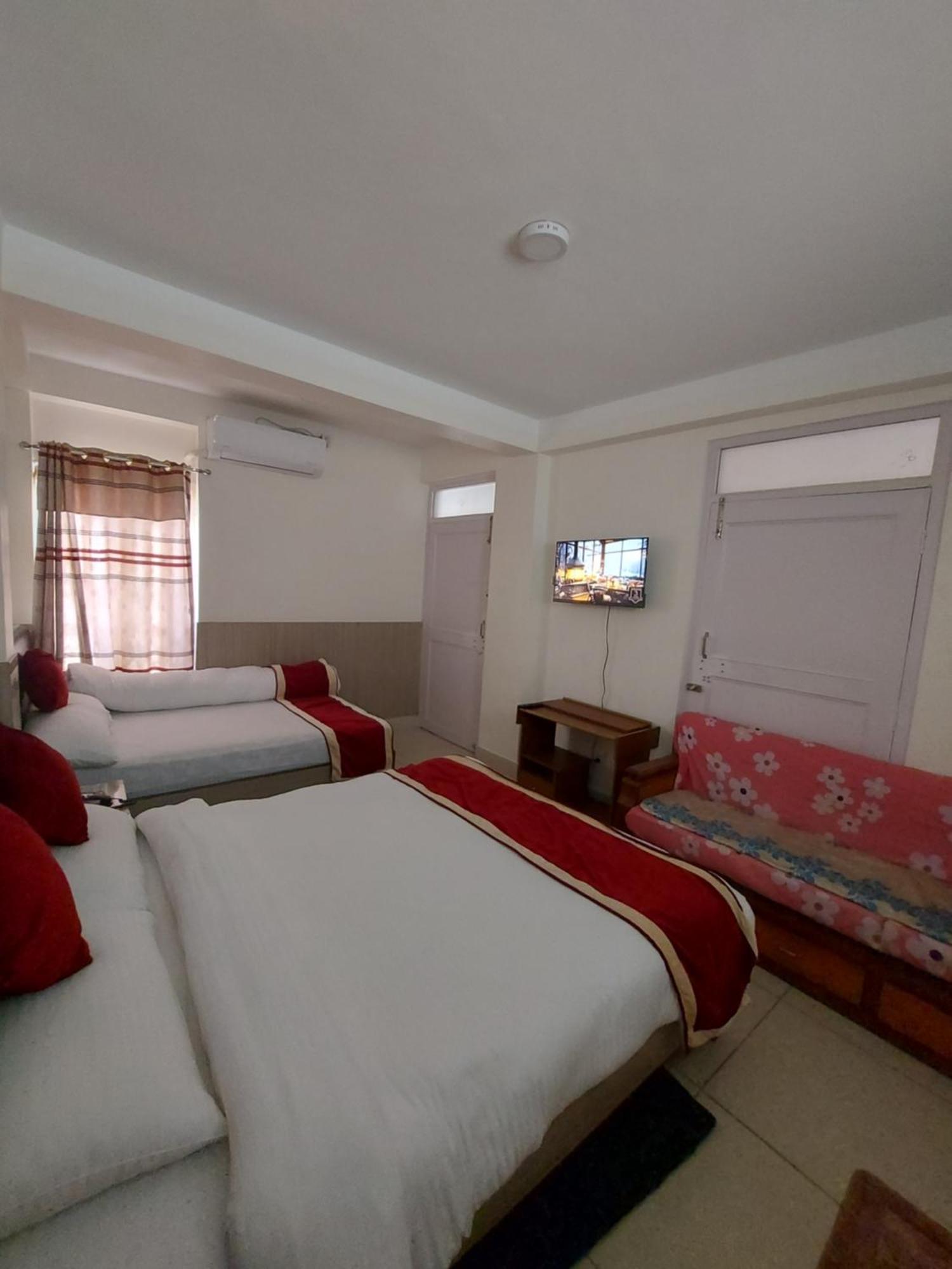 Om Bramha Hotel Катманду Екстериор снимка