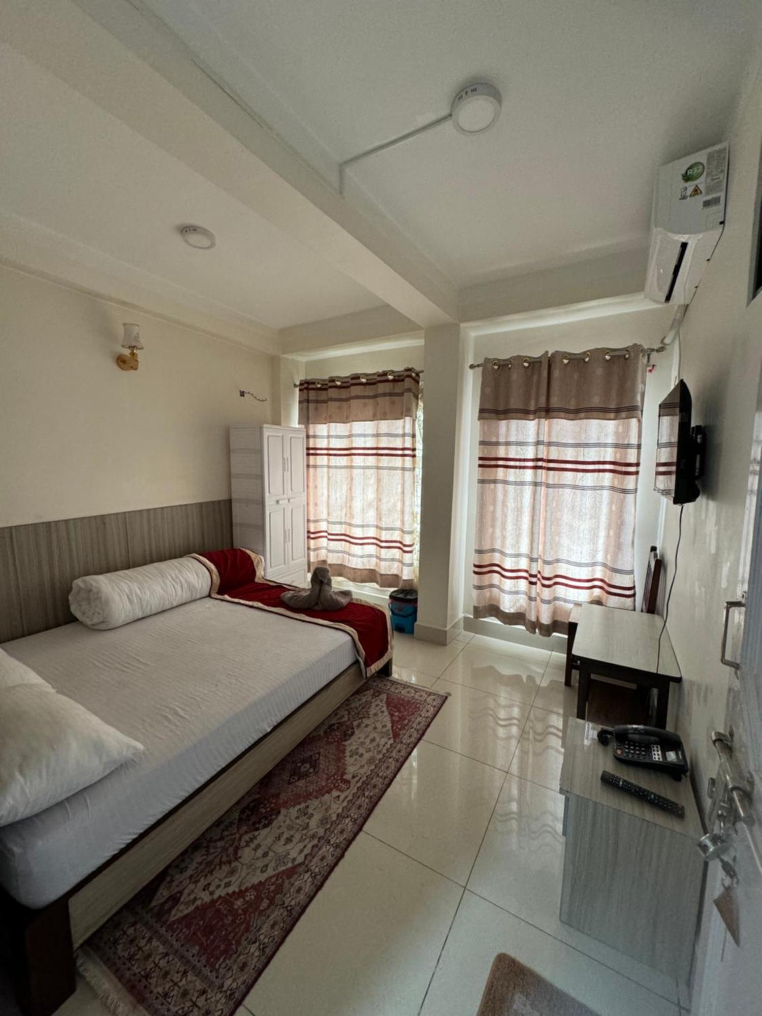 Om Bramha Hotel Катманду Екстериор снимка